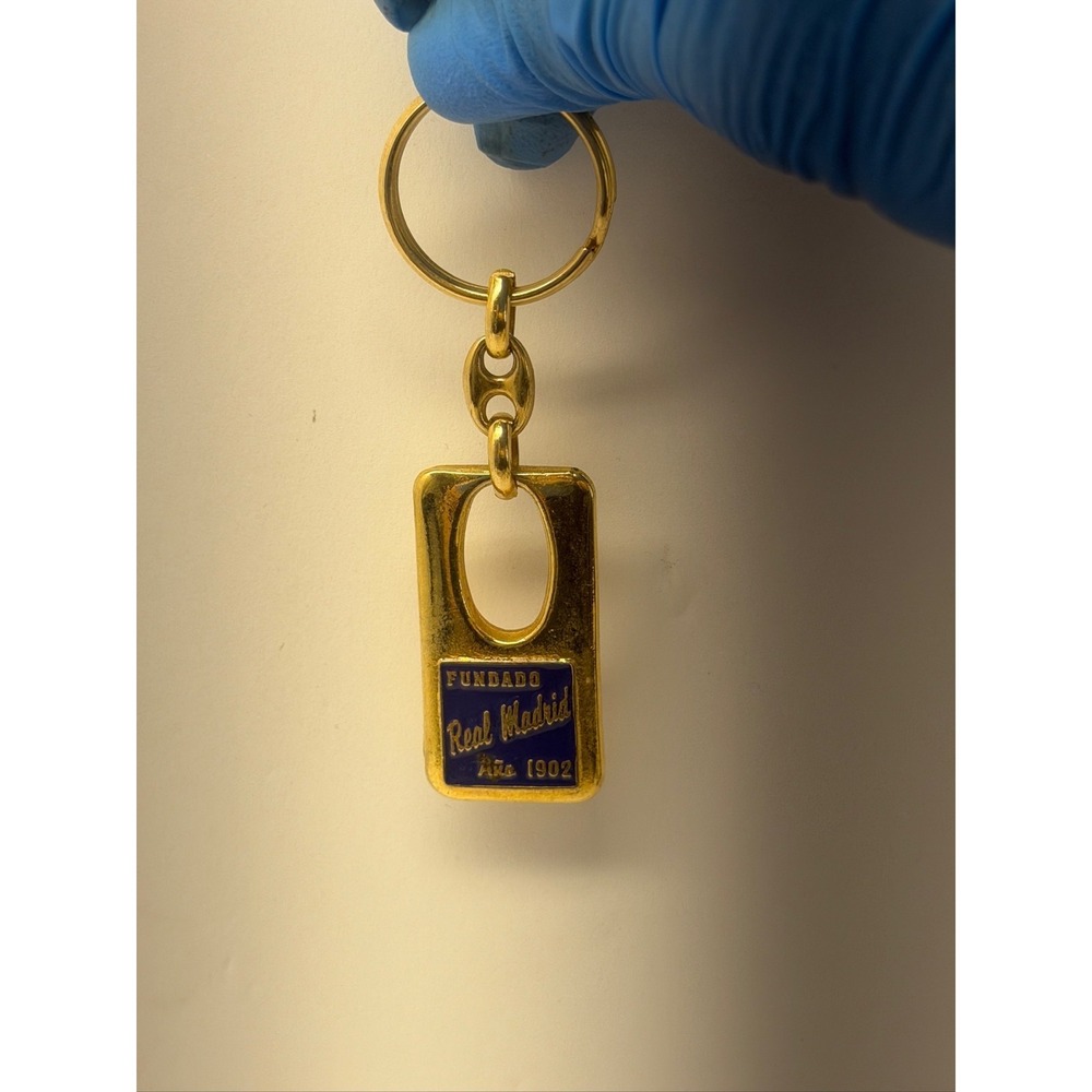 Real Madrid Fundado Año 1902 Crest Gold Tone Metal Keychain Collectible